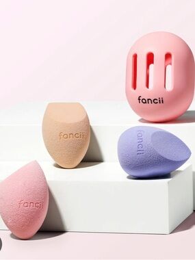 NIB Fancii Harper Blend and Glow  Makeup Sponge Set with Pink Holder.
